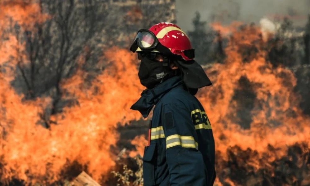 Τραυματισμός πυροσβέστη κατά τη διάρκεια κατάσβεσης φωτιάς στα Τρίκαλα